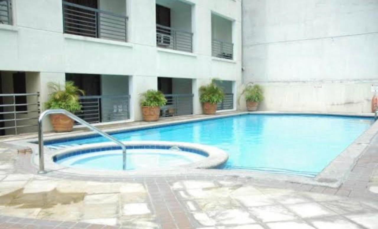 Poolside Family Room Greenbelt Makati Макати Экстерьер фото