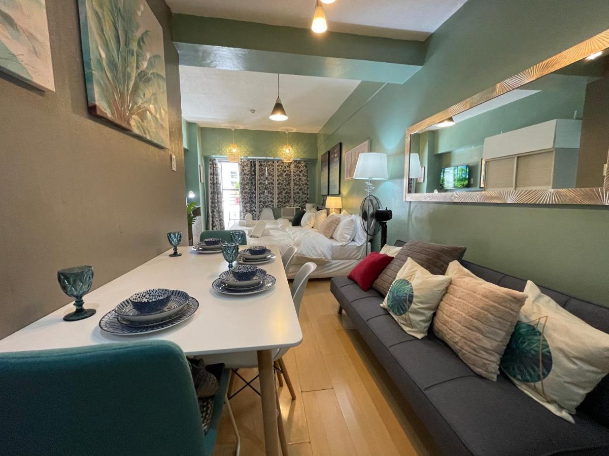 Poolside Family Room Greenbelt Makati Макати Экстерьер фото