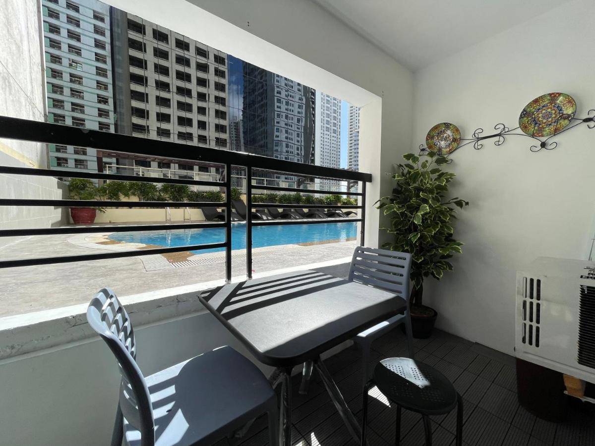 Poolside Family Room Greenbelt Makati Макати Экстерьер фото