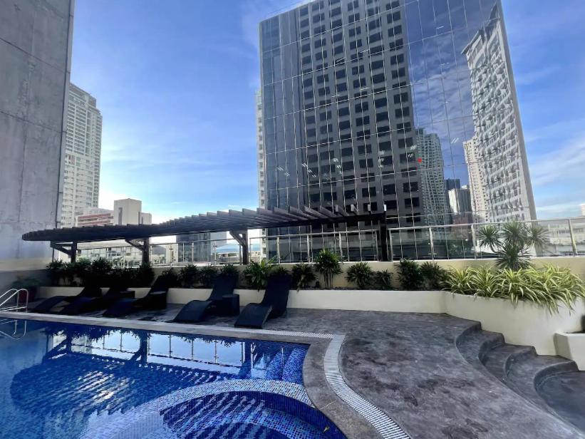 Poolside Family Room Greenbelt Makati Макати Экстерьер фото